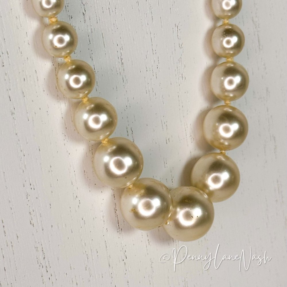 Vintage Off White Pearl Graduated Necklace - Picture 3 of 10